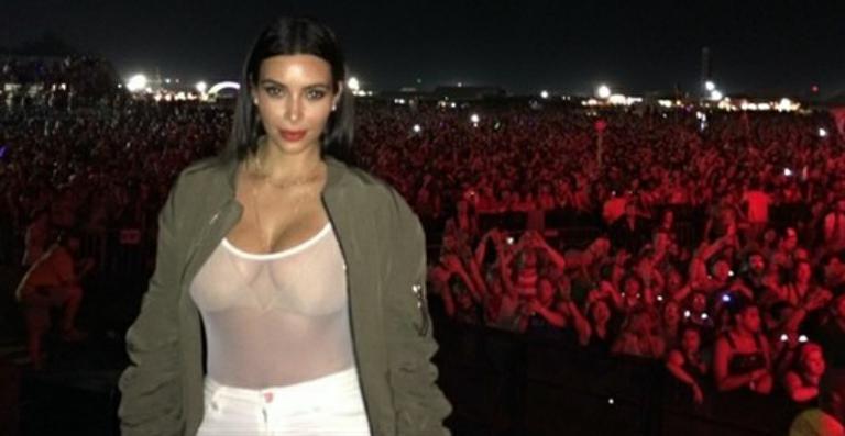 Kim Kardashian usa blusa transparente em show do marido, Kanye West