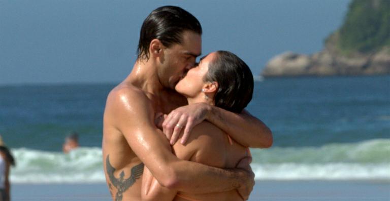 Giba namora a modelo Maria Luiz Daudt na praia