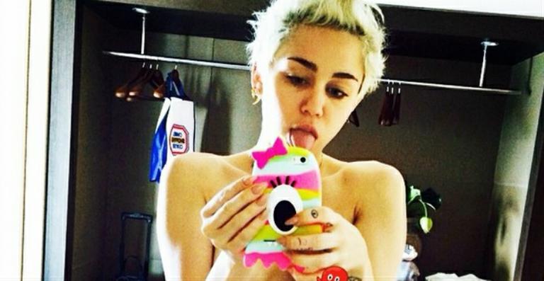 Despenteada, Miley Cyrus faz selfie de topless