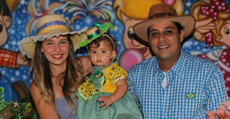 Debby faz festa de 1 ano para a filha em clima caipira