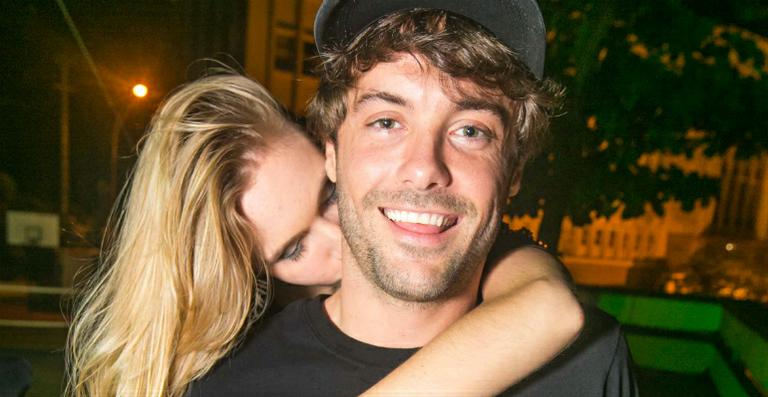 Kayky Brito ganha carinho de amiga em balada
