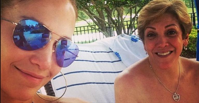 Após Copa, Jennifer Lopez posta foto com a mãe na piscina