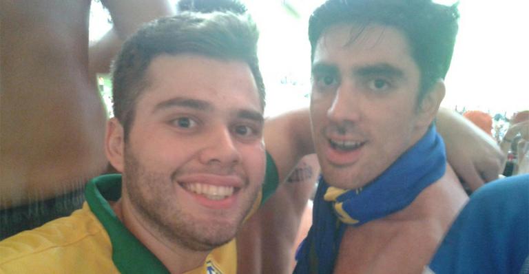 Sem camisa, Marcelo Adnet torce pela Bósnia e Herzegovina no Maracanã