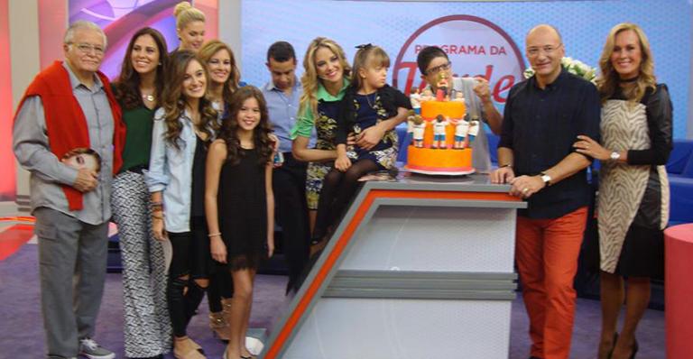 Ticiane Pinheiro recebe a família em festa de aniversário na Record