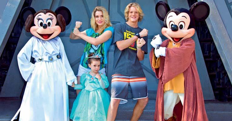Recém-separada, Letícia Spiller curte férias com os filhos da Disney
