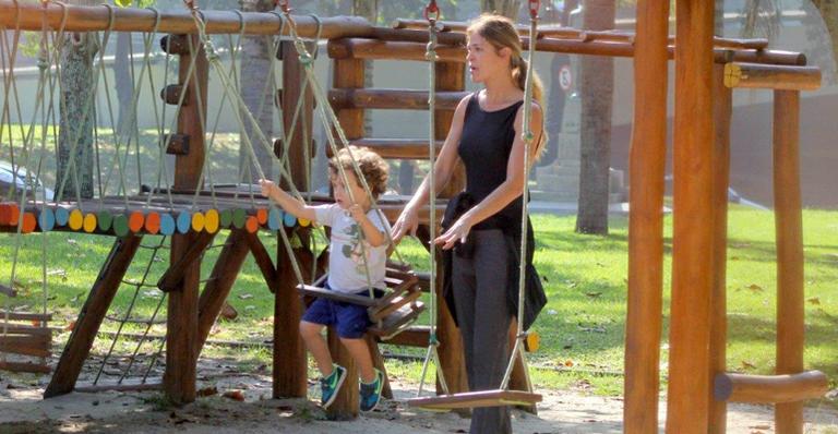 Letícia Birkheuer brinca com o filho em parque no Rio de Janeiro