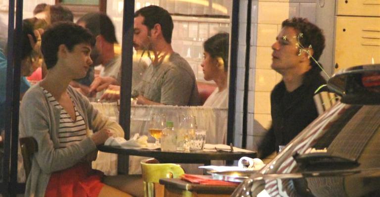 Sophie Charlotte e Daniel de Oliveira jantam juntos no Leblon