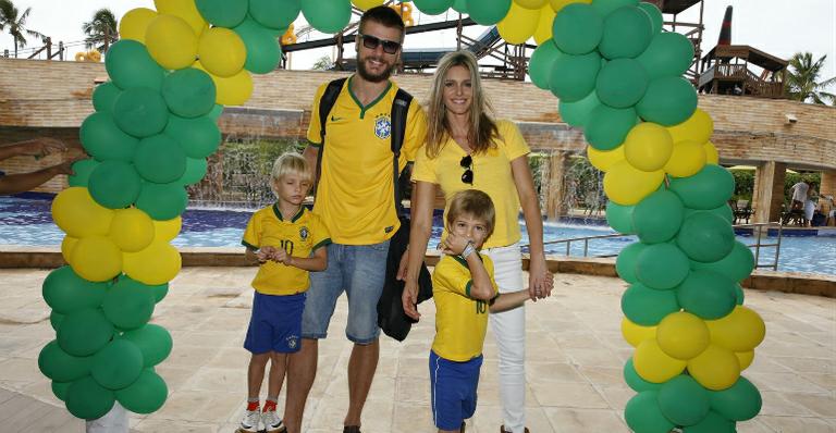 Fernanda Lima e Rodrigo Hilbert torcem pela Seleção com os gêmeos