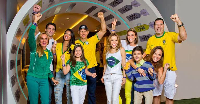 Famosos assistem o primeiro jogo do Brasil na Copa do Mundo no Lounge CARAS