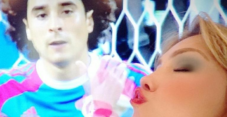 Thalia pede goleiro do México em casamento: “Excelente trabalho”