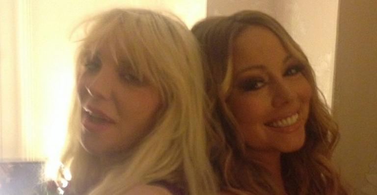 Courtney Love e Mariah Carey posam sorridentes para foto
