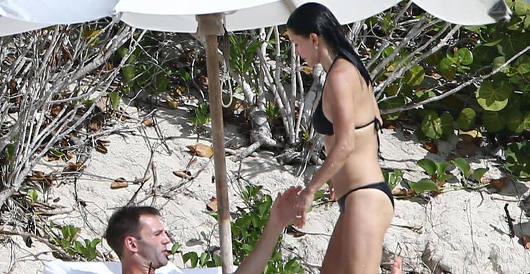 Courteney Cox completa 50 anos e mostra corpão na praia