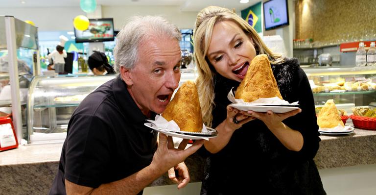 Otavio Mesquita leva Eliana para comer coxinha gigante em gravação