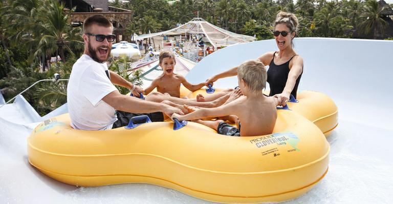 Fernanda Lima e Rodrigo Hilbert curtem parque aquático com os filhos gêmeos