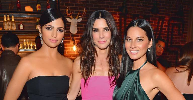 Camila Alves assiste premiação ao lado do marido e da atriz Sandra Bullock