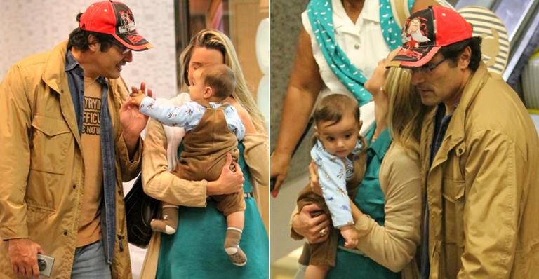Luciano Szafir passeia com o caçula em shopping no Rio