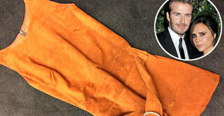 Victoria Beckham mostra vestido que usou em seu primeiro encontro com o marido