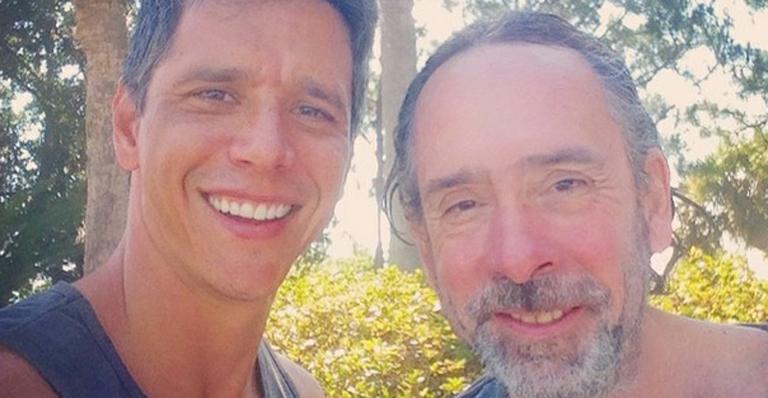 Márcio Garcia posa com Tim Burton, diretor de ‘Alice no País das Maravilhas’ e outros sucessos do cinema