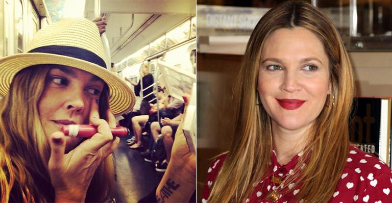 Drew Barrymore retoca a maquiagem no metrô em Nova York