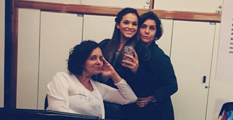 Bruna Marquezine posa com maquiadoras nos bastidores de Em Família