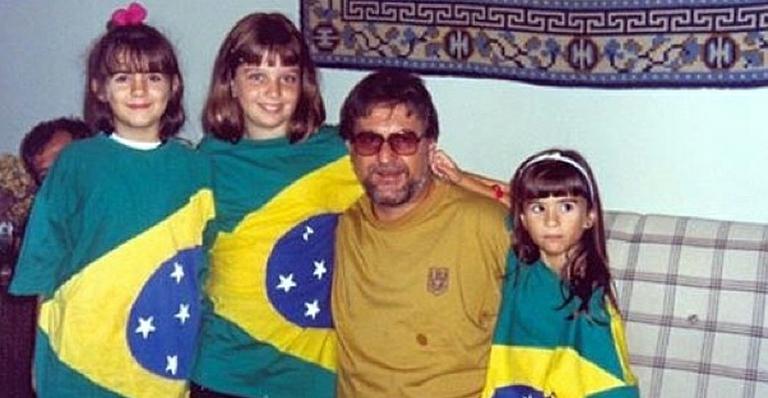 Tatá Werneck mostra foto da infância usando camisão do Brasil
