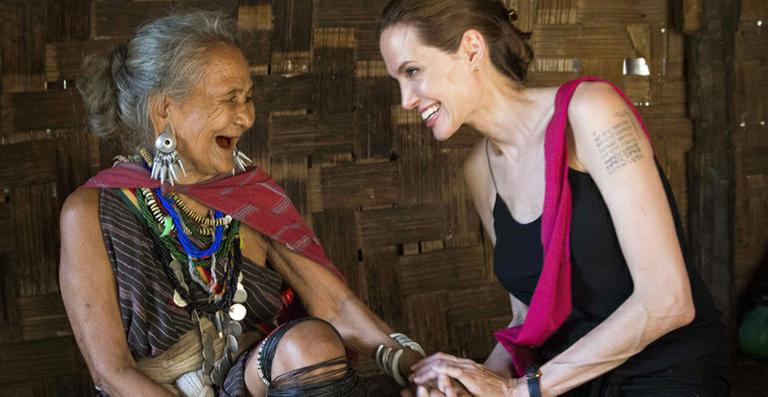 Angelina Jolie visita refugiados e exibe sua magreza