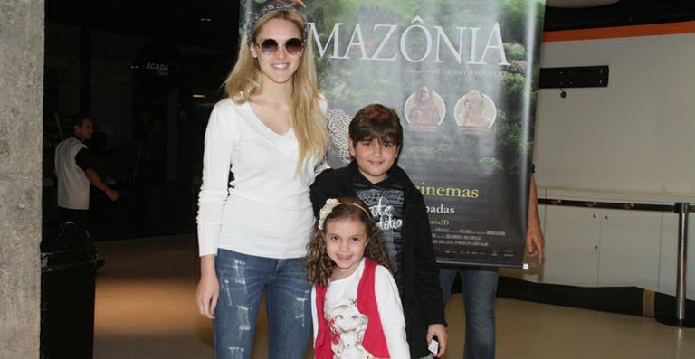 Famosos curtem pré-estreia com a família