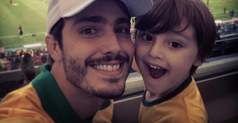 Thiago Rodrigues mostra foto do filho ficando ‘banguela’: ‘Hoje se foi o primeiro dente’