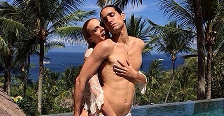 Cara Delevingne posta foto polêmica ao lado de amigo