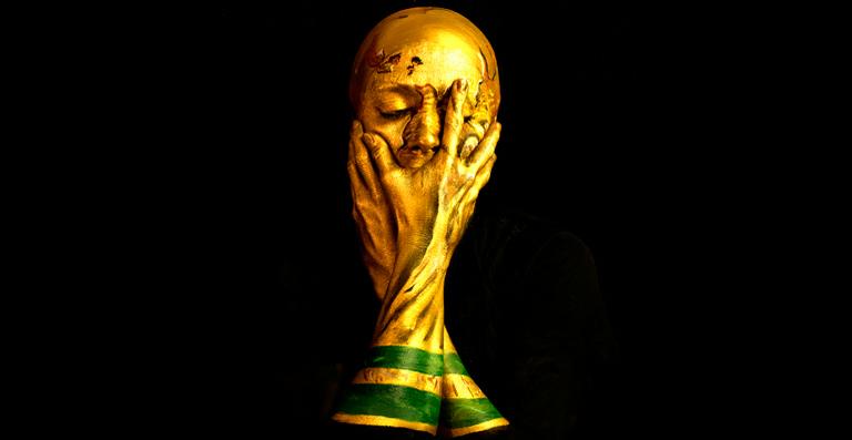 Artista britânica Emma Allen se transforma em taça da Copa do Mundo