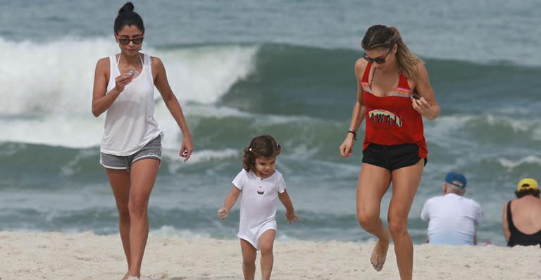 Grazi Massafera brinca com a filha em praia no Rio