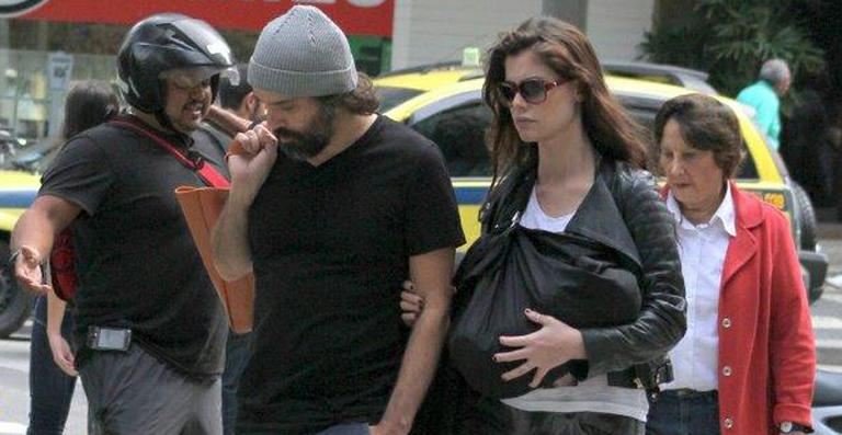 Alinne Moraes passeia com o filho e o marido, Mauro Lima