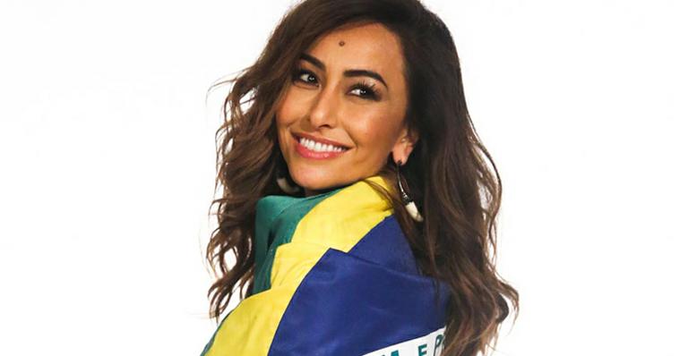 Sabrina Sato faz ensaio fotográfico com a bandeira do Brasil