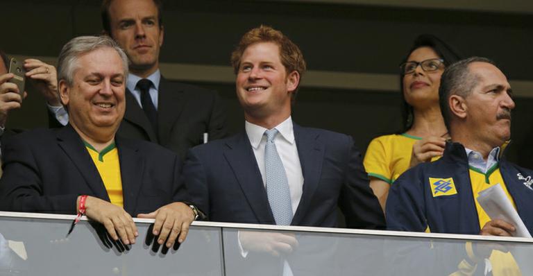 Sorridente, príncipe Harry assiste ao jogo do Brasil na Copa
