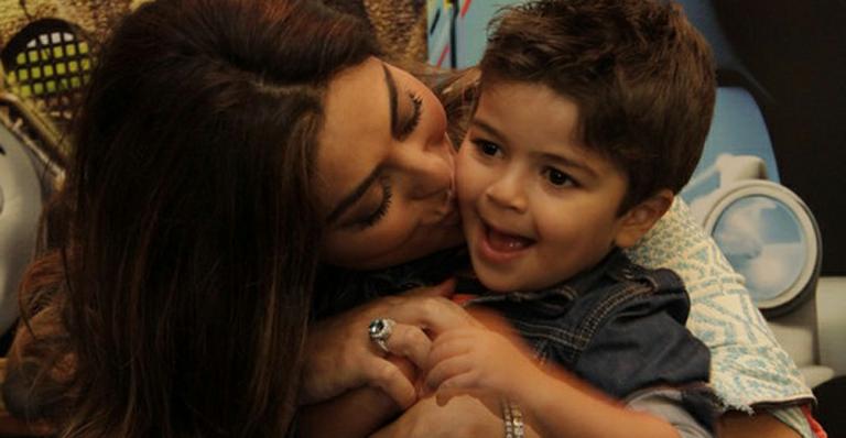 Juliana Paes engana o filho Pedro, que dá gargalhada
