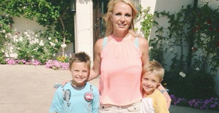 Britney Spears mostra foto sem celulite ao lado dos filhos