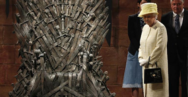 Rainha Elizabeth II visita set de ‘Game of Thrones’, mas se recusa a sentar no Trono de Ferro