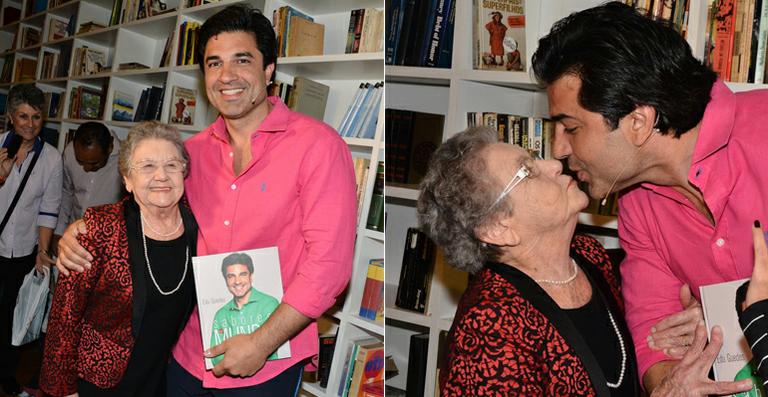 Palmirinha dá selinho em Edu Guedes durante noite de autógrafos