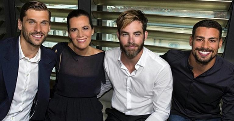 Cauã Reymond posa ao lado de Chris Pine