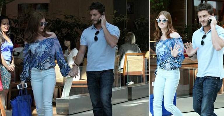 Marina Ruy Barbosa e Klebber Toledo passeiam de mãos dadas em shopping