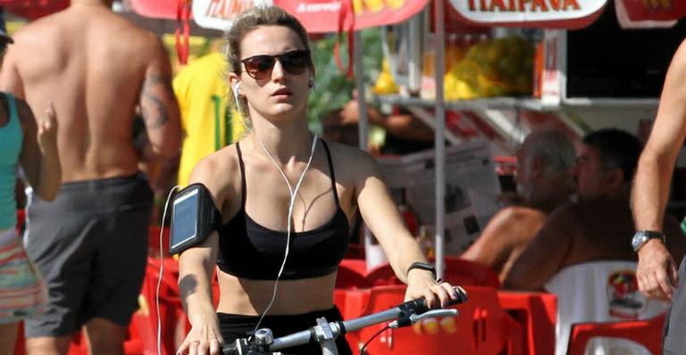 Como novo visual, Bianca Bin passeia de bicicleta no Rio