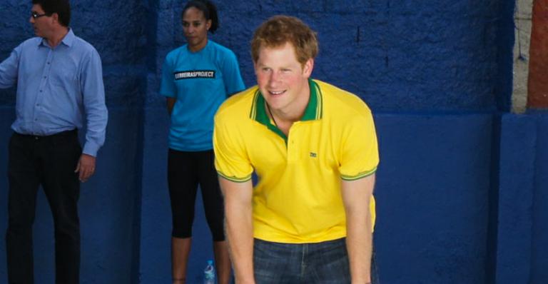 Príncipe Harry joga bola em Diadema