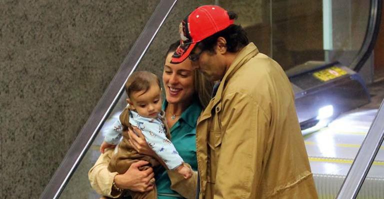 Luciano Szafir: carinhoso com a mulher e o filho em passeio ao shopping