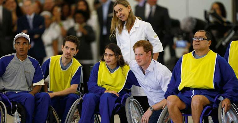 Em Brasília, príncipe Harry visita hospital e assiste à jogo do Brasil