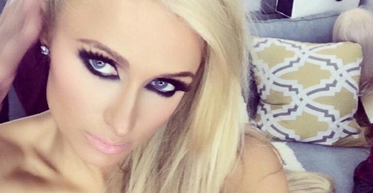 Paris Hilton usa roupa ousada em gravação de clipe