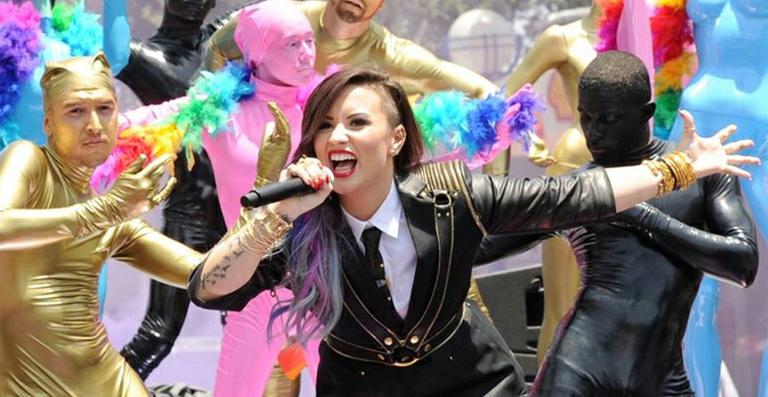 Demi Lovato lança clipe gravado em parada gay e diz: ‘Meu Jesus ama a todos’