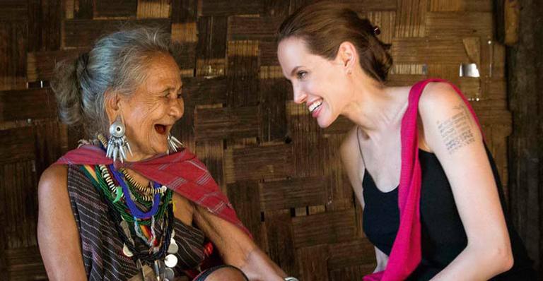 Angelina Jolie visita campo de refugiados na Tailândia e fala sobre Malévola