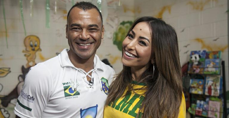 Sabrina Sato encontra Cafu e joga bola com crianças carentes