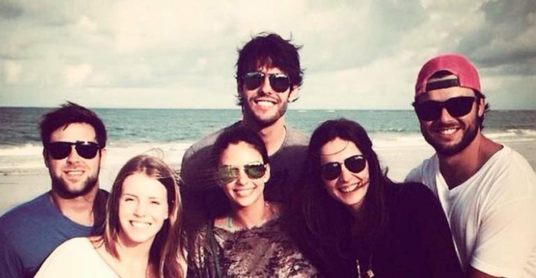 Prestes a voltar a jogar no Brasil, Kaká e a mulher assistem jogos da Copa