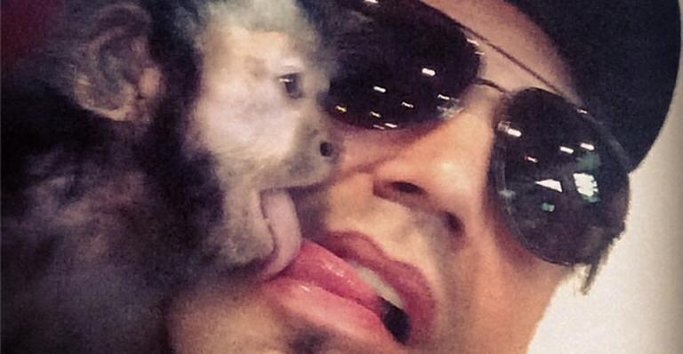 Latino posta foto beijando macaco na boca e revolta internautas